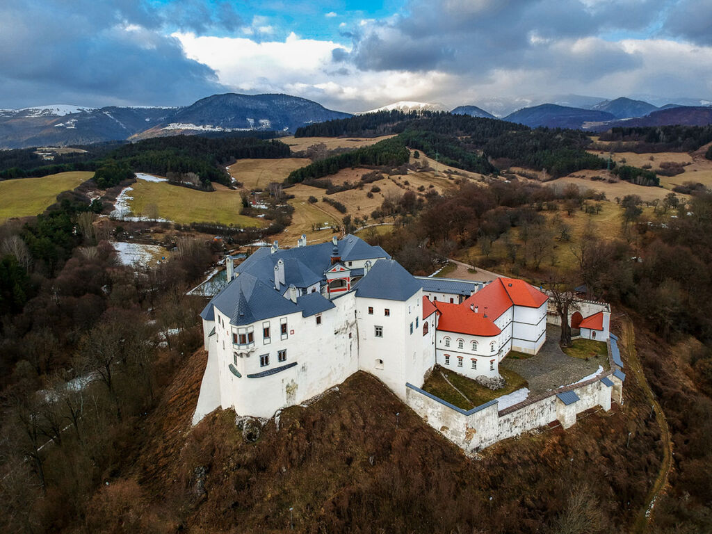 Hrad Slovenská Ľupča sa vypína nad okolitou krajinou