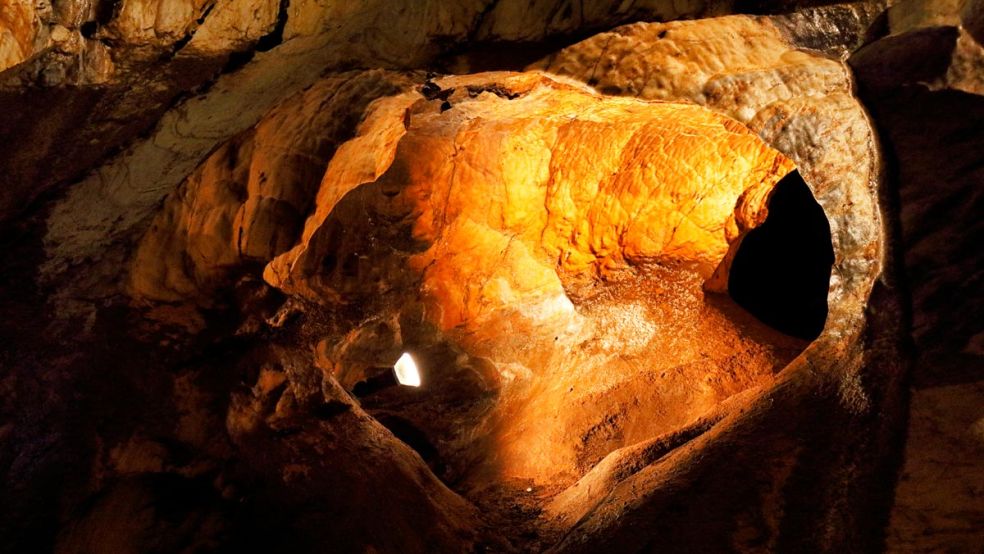Hlavný obrázok článku "Ochtinská aragonitová jaskyňa – podzemná galaxia"