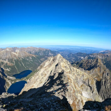 Výhľad z Rysov na Morskie oko a Czarny staw