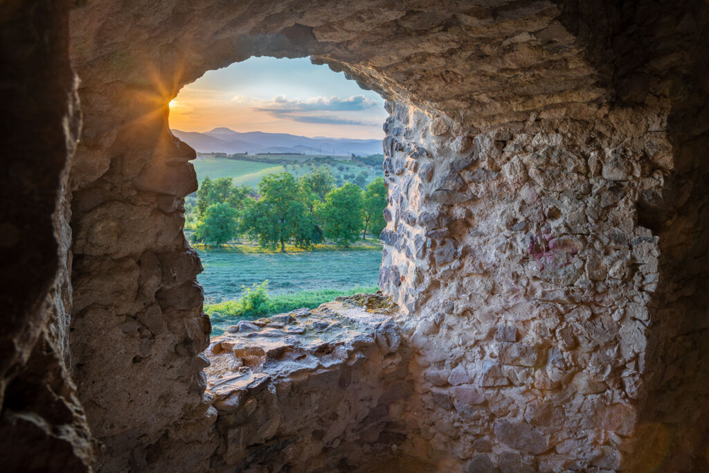 Pohľad na Sitno cez hradné okno