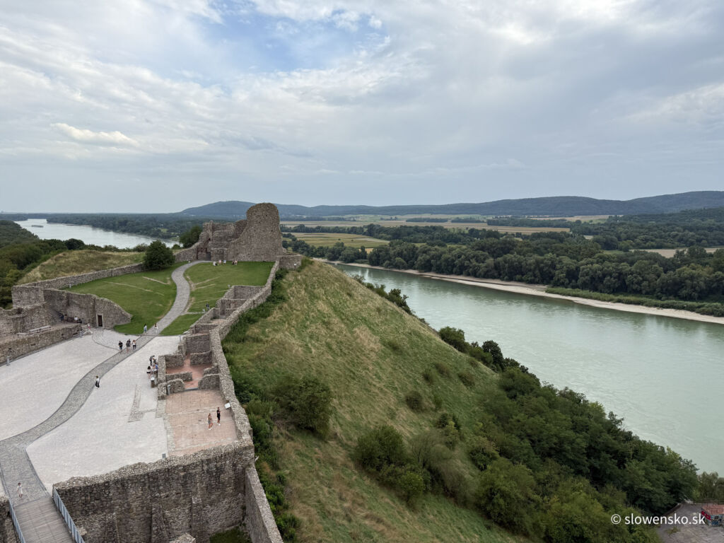 Hrad Devín – symbol Slovenska na sútoku Moravy a Dunaja