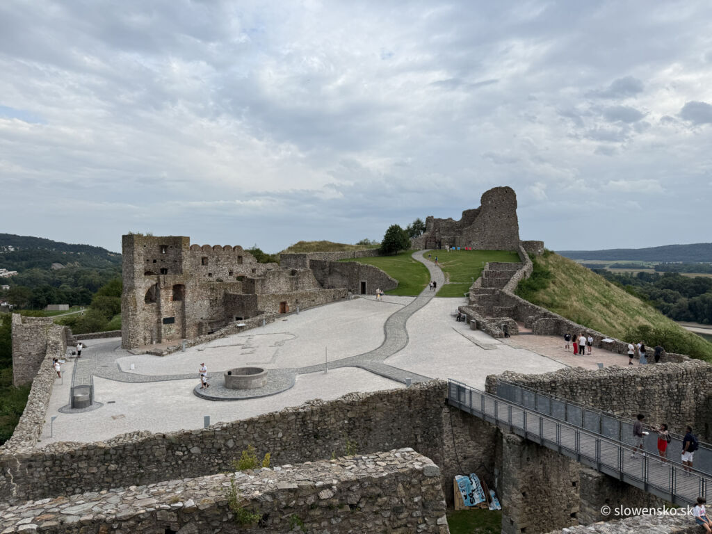 Hrad Devín – symbol Slovenska na sútoku Moravy a Dunaja