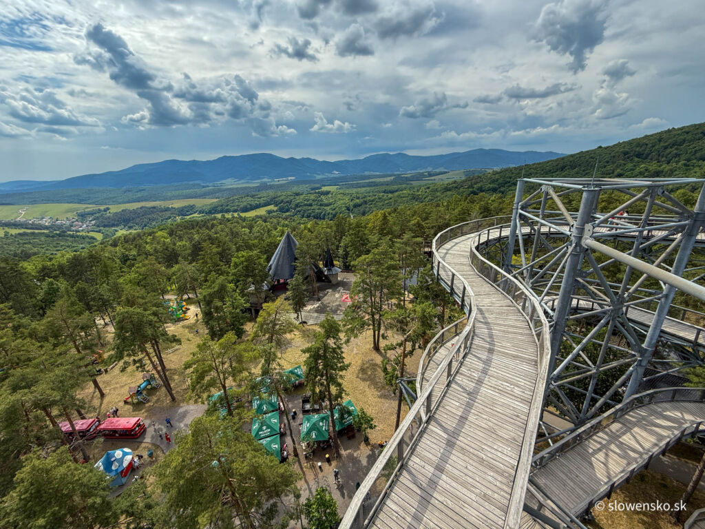 Vyhliadková veža Čajka v oblakoch Bojnice
