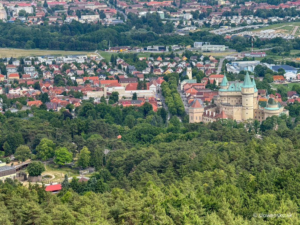 Vyhliadková veža Čajka v oblakoch Bojnice